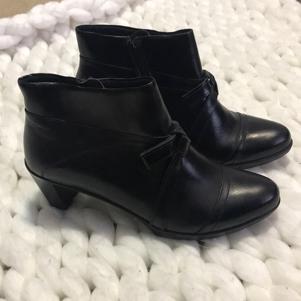 Naot / Black Leather Bootie